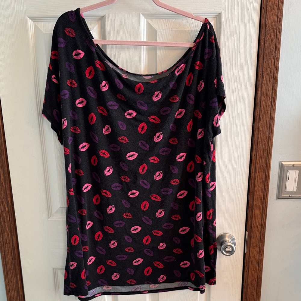 Torrid Black Sleep shirt with Colorful Lip Pattern - Picture 1 of 2